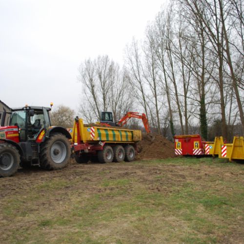 Massey ferguson 300 pk met 3,asseraanhangwagen containersysteem en containers