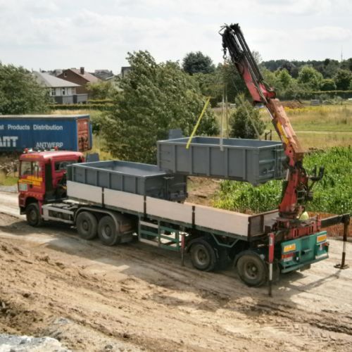 Vrachtwagen man met plateau oplegger met palfinger laadkraan